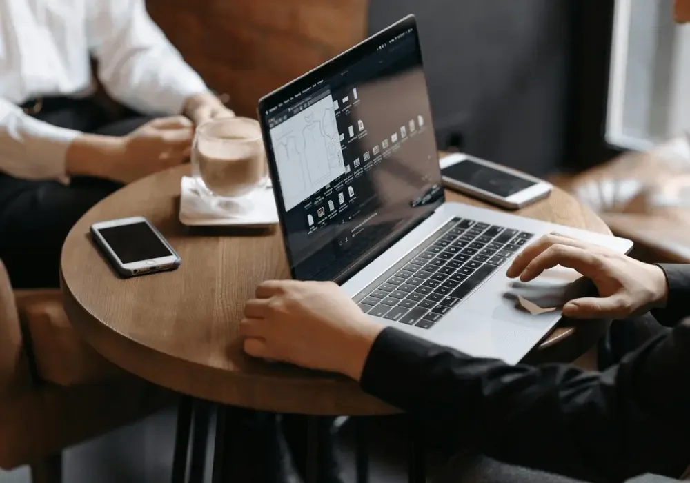 Digitale Zusammenarbeit an einem Laptop