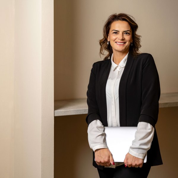 Sanela Augenfalten reduzieren